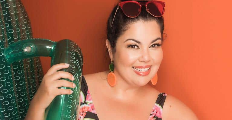 Fabiana Karla usa maiô “engana mamãe” e arranca elogios dos fãs