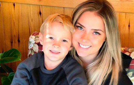 De biquíni, mãe do filho de Neymar enlouquece a web com barriga sarada