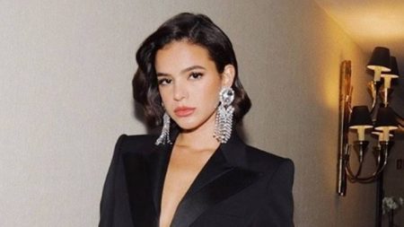 Bruna Marquezine responde fã que falou sobre seu bumbum