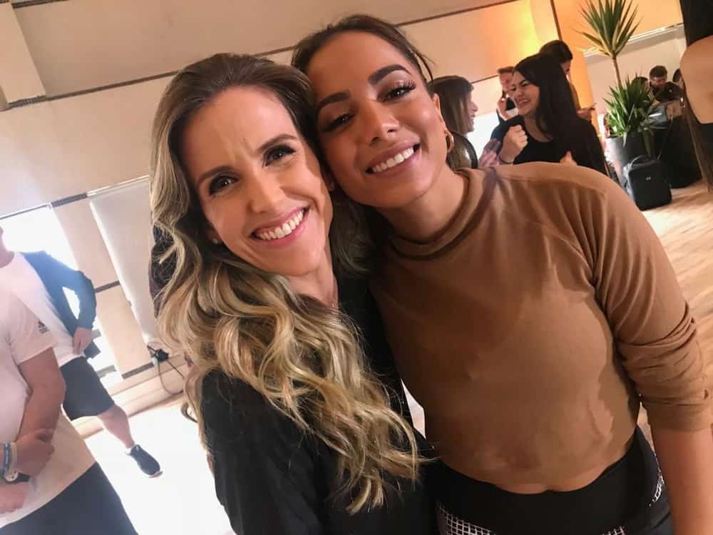 Mariana Ferrão se emociona com revelação de Anitta sobre depressão