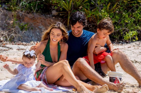 Grávida, Patrícia Abravanel brinca com filha caçula e fãs se encantam