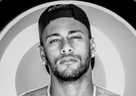 Neymar paquera modelo e curte festa mascarado; veja os flagras