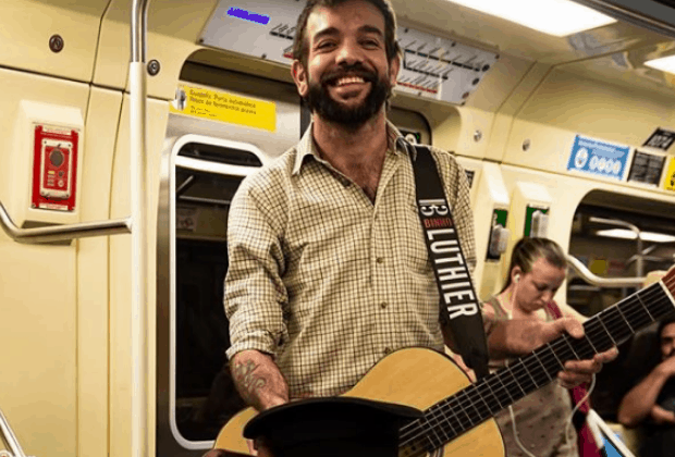 Ex-integrante da banda Twister canta em metrô de São Paulo e revela nova vida