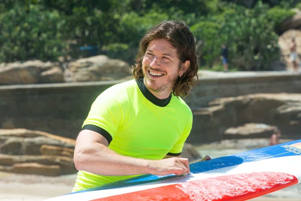 Caio Paduan será surfista inconsequente em “Verão 90”