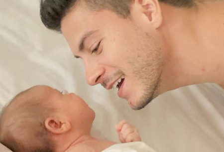 Arthur Aguiar derrete o coração dos fãs ao postar foto com a filha