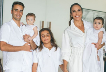 Em clique raro, Ivete Sangalo comemora aniversário das gêmeas