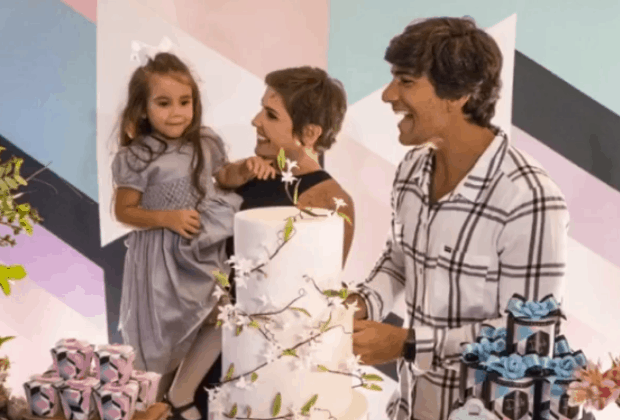 Filha de Deborah Secco encanta a web ao cantar no aniversário da mãe