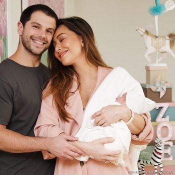 Sabrina Sato e Duda Nagle posam com Zoe em visita à casa de Carioca