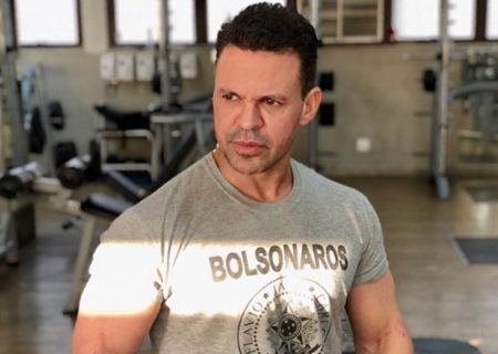 Eduardo Costa posta foto com mão na bunda da esposa e rebate seguidor