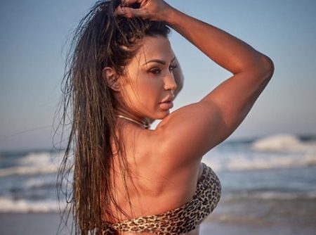 Gracyanne Barbosa posa “menininha” com bumbum empinado