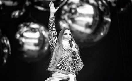 Filho de Ivete Sangalo se diverte em show da mãe; veja