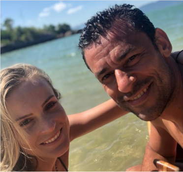 Jogador Fred faz brincadeira com esposa e se arrepende