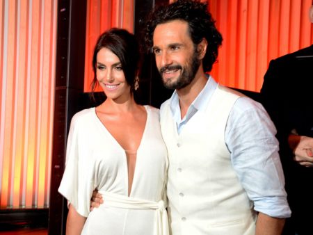 Rodrigo Santoro revela que cuida da filha enquanto esposa trabalha