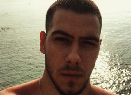 Filho de Murilo Benício e Alessandra Negrini causa de batom vermelho