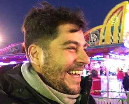 Evaristo Costa é ovacionado após ostentar camisa diferente