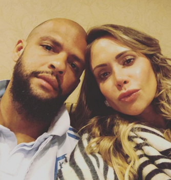 Com futuro incerto no futebol, Felipe Melo e esposa curtem praia