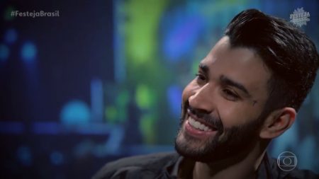 Gusttavo Lima senta no palco e chora ao lembrar da mãe no “Festeja Brasil”