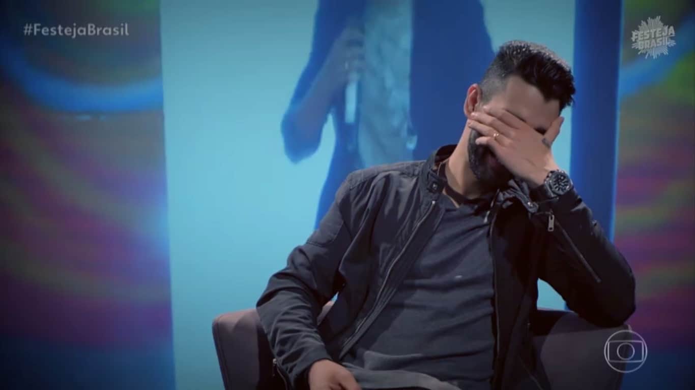 Gusttavo Lima chora ao fazer surpresa para criança prodígio em show