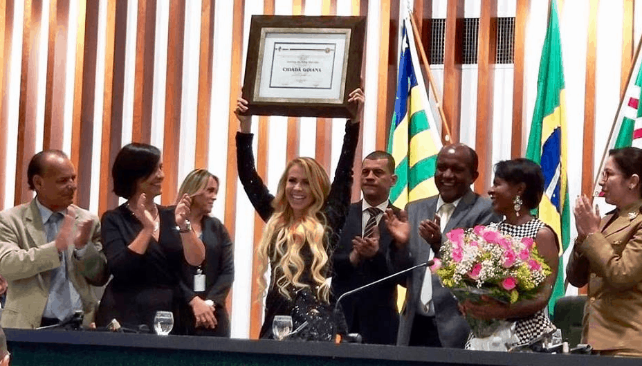 Joelma recebe título e faz show no plenário da Assembleia Legislativa de Goiás
