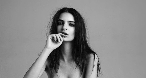 Atriz De Icarly Emily Ratajkowski Posa Completamente Nua E Sensualiza