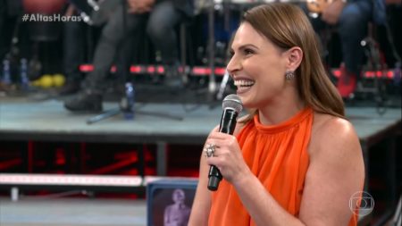 Laura Muller fica sem graça ao ser questionada sobre vida sexual