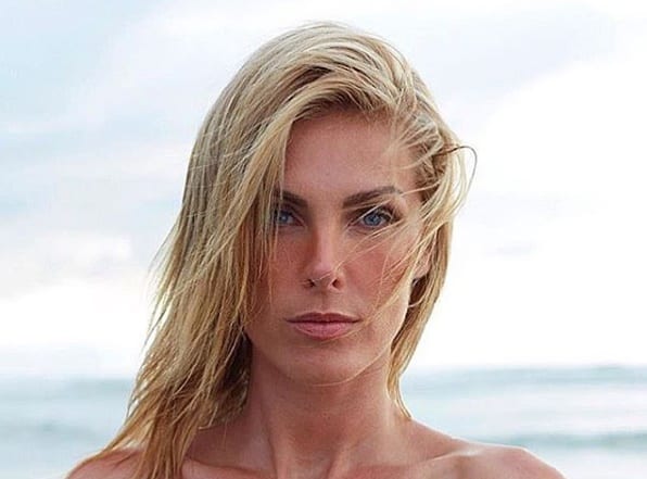 Com vibe praiana, Ana Hickmann faz topless