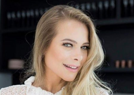 Apresentadora do “Fantasia” relembra gafe em programa; veja