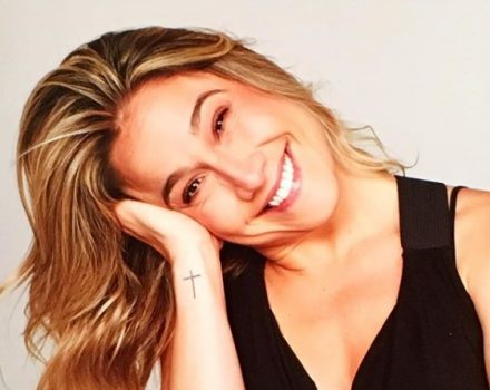 Fernanda Gentil posa com ídolos e faz brincadeira