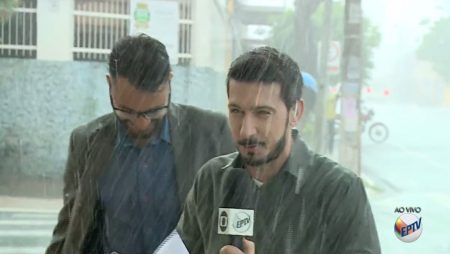 Repórter de afiliada da Globo “inova” e faz entrevista em temporal