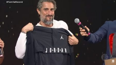 Marcos Mion vira piada com presente exótico no “Família Record”