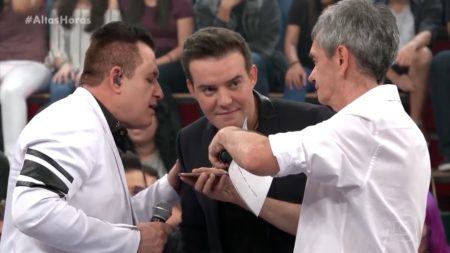 Belutti faz pegadinha imitando Marrone no “Altas Horas”