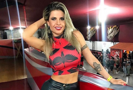 Ex-BBB Cacau Colucci posa de Mamãe Noel sexy e “causa” frisson