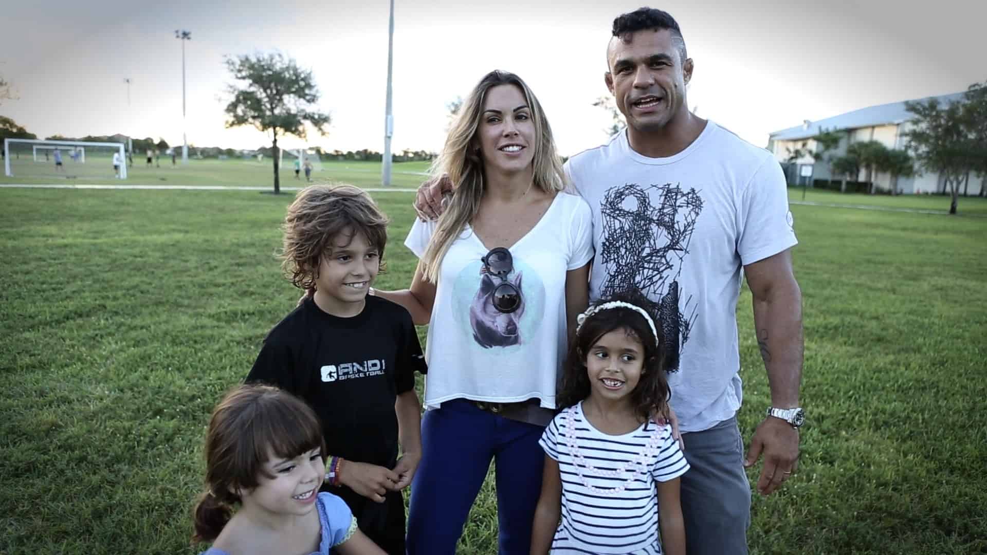 Vitor Belfort comemora 15 anos de união com Joana Prado