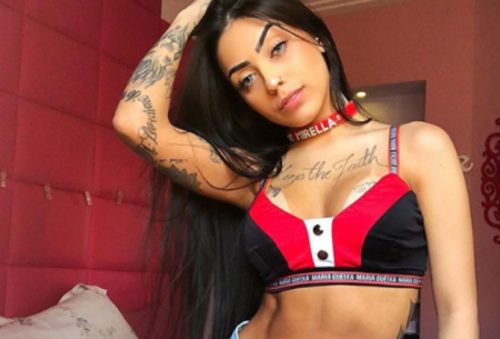MC Mirella comemora 21 anos com bolo na cara do namorado