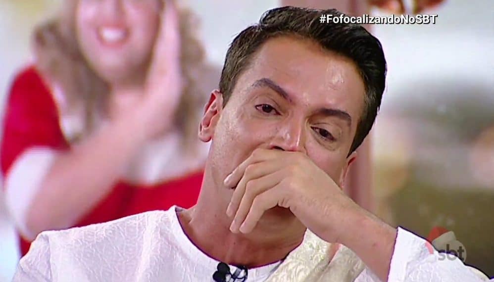 Leo Dias chora no “Fofocalizando” ao desabafar sobre vício em cocaína