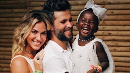 Ao lado de Papai Noel negro, Bruno Gagliasso compartilha momentos em família
