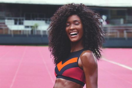 Erika Januza é surpreendida pela família com recado em faixa