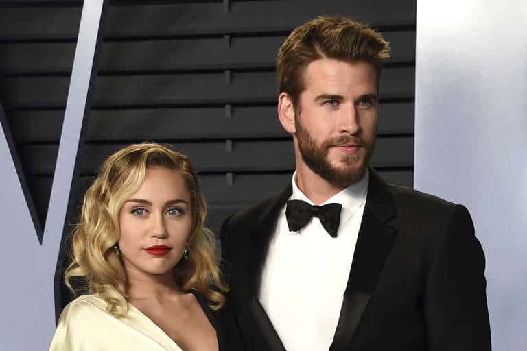 Discretos e elegantes, Miley Cyrus e Liam Hemsworth se casam