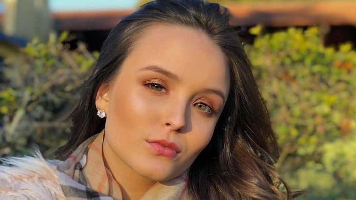 Fãs pedem convites para festão de 18 anos de Larissa Manoela