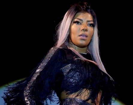 Ludmilla marca gols e causa em futebol entre artistas no Maracanã