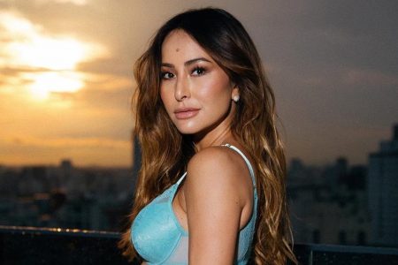 Sabrina Sato causa ao exibir boa forma em foto de maiô