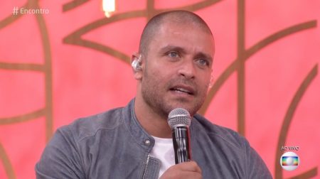Diogo Nogueira se emociona e relembra época em que cuidou do pai