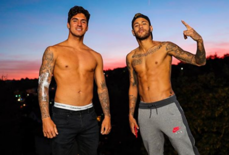 Gabriel Medina curte festa ao lado de ex-affair de Neymar