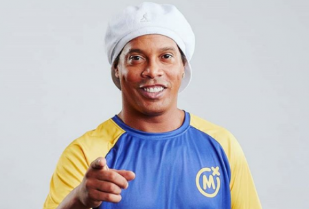 Em clique raro, Ronaldinho Gaúcho posa com o filho e semelhança impressiona