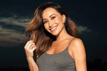Sabrina Sato sensualiza de biquíni e deixa seguidores babando