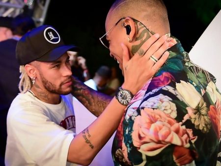 Acompanhado de affair, Neymar vai até o chão em show de Léo Santana