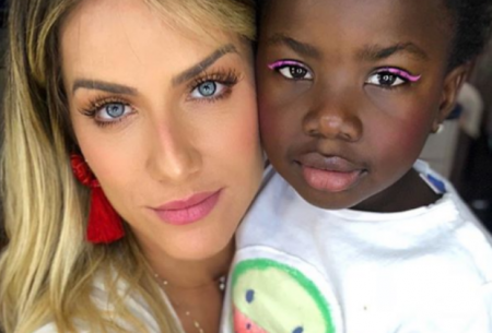 Giovanna Ewbank rebate seguidor que criticou Titi com Papai Noel negro