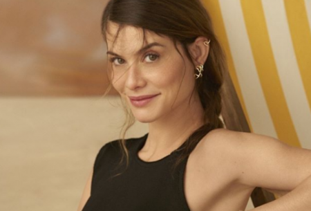 Alinne Moraes sensualiza em ensaio fotográfico “retrô”