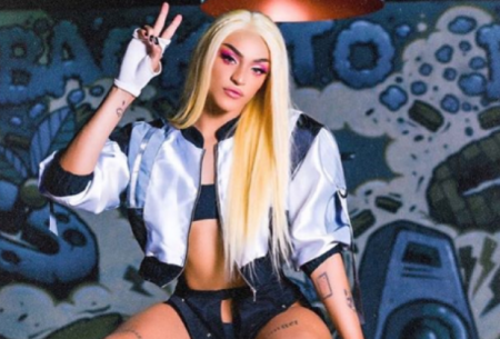 Pabllo Vittar causa ao aparecer com o bumbum de fora