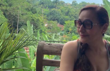 De biquíni, Sonia Abrão esbanja sensualidade com seios “tudo em cima”